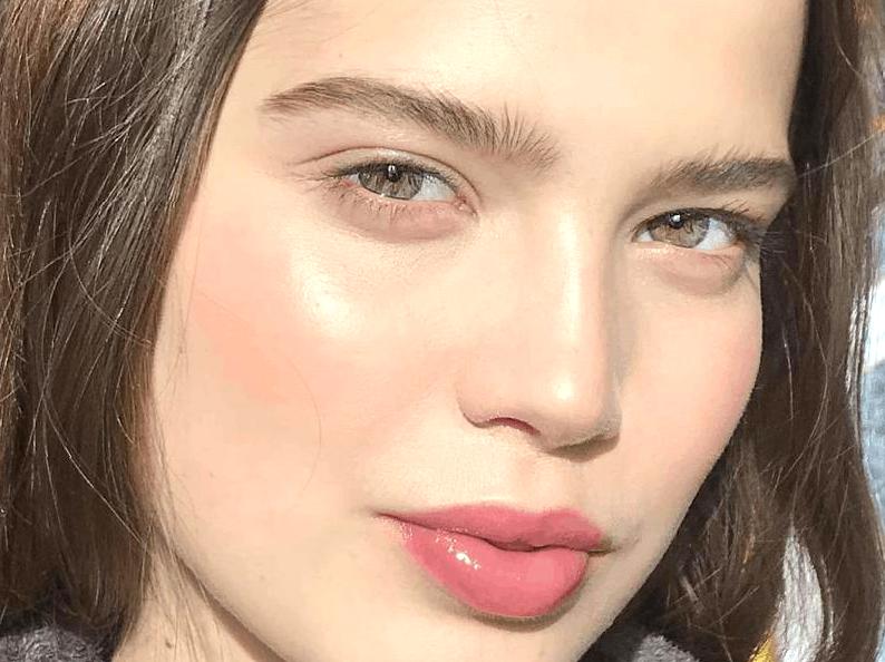 Sweat-proof makeup for hot weather